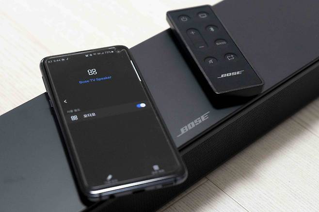 블루투스는 리모컨의 블루투스 버튼을 누르면 활성되며, 기기로 연결하면 끝난다. 출처=IT동아