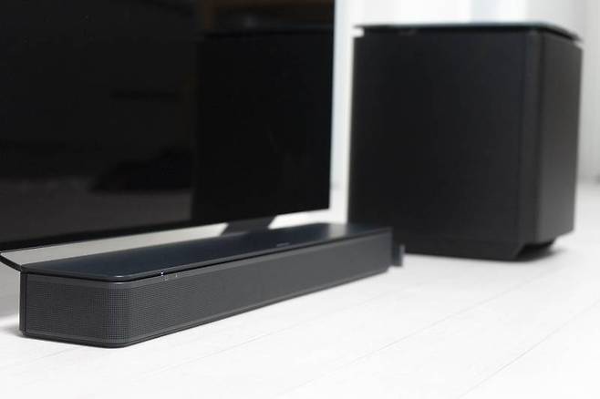 보스 TV 스피커와 보스 베이스 모듈 700을 연결한 예시. 출처=IT동아