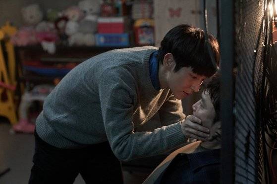 살인 사건 용의자로 수배 중인 도현수(이준기)는 자신의 정체를 숨기기 위해 백희성으로 살아간다. 학창시절 동창인 김무진 기자(서현우)를 만나 그를 납치해 감금한 모습. [사진 tvN]