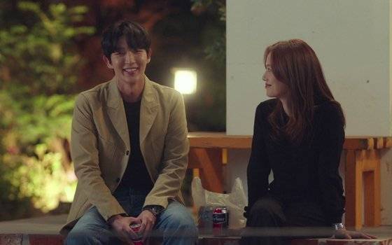 아내인 차지원 형사(문채원)에게는 누구보다 다정다감한 남편이다. [사진 tvN]