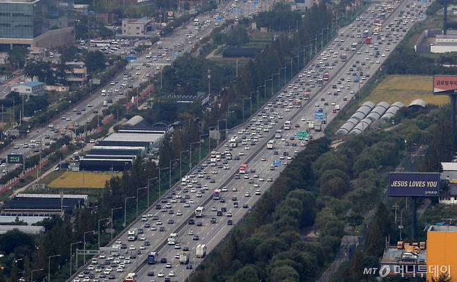 추석 연휴를 앞둔 29일 오후 경기 용인시 신갈 IC 부근 경부고속도로가 귀성길에 오른 차량으로 인해 정체되고 있다. / 사진=용인(경기)=김휘선 기자 hwijpg@
