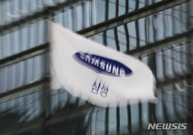 [서울=뉴시스]  서초동 삼성사옥의 삼성 깃발이 바람에 휘날리고 있다.  뉴시스DB 2020.09.17.