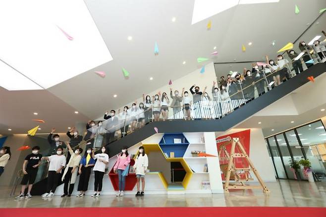 지난 19일에 문을 연 '고성군청소년센터 온'에서 고성군의 청소년들이 각자의 꿈을 적은 '꿈 비행기'를 날리고 있다.(사진=경남 고성군 제공)