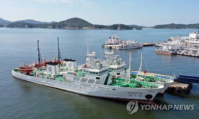 무궁화 10호선 목포에 정박 (목포=연합뉴스) 박철홍 기자 = 28일 오후 전남 목포시 서해어업관리단 전용부두에 북한군 총격을 받고 숨진 공무원(항해사)이 실종 직전까지 탄 어업지도선인 무궁화 10호가 정박해 있다. 2020.09.28. pch80@yna.co.kr