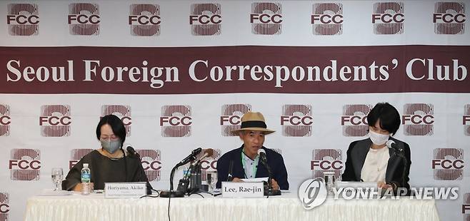 외신기자 상대 기자회견 개최한 이래진씨 (서울=연합뉴스) 임헌정 기자 = 북한 피격 사망 공무원 A씨의 형 이래진씨가 29일 오후 서울 중구 한국프레스센터에서 외신기자들을 상대로 기자회견을 하고 있다. kane@yna.co.kr