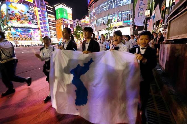 지난 2018년 4월 27일, 일본 도쿄에서 재일 조선인 학생들이 남북정상회담 개최를 축하하고 있다(사진=AFP)