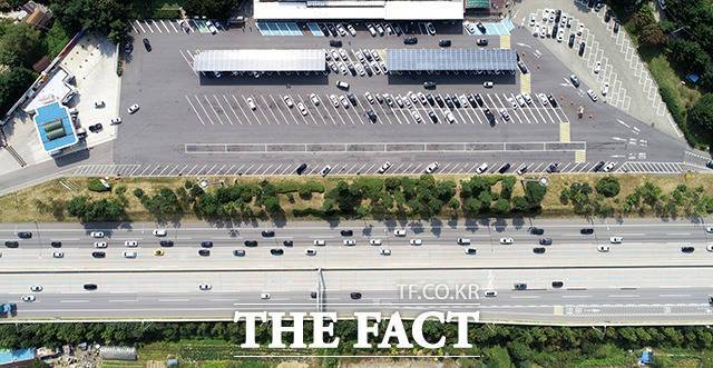 한산한 모습의 휴게소 주차장과 고속도로