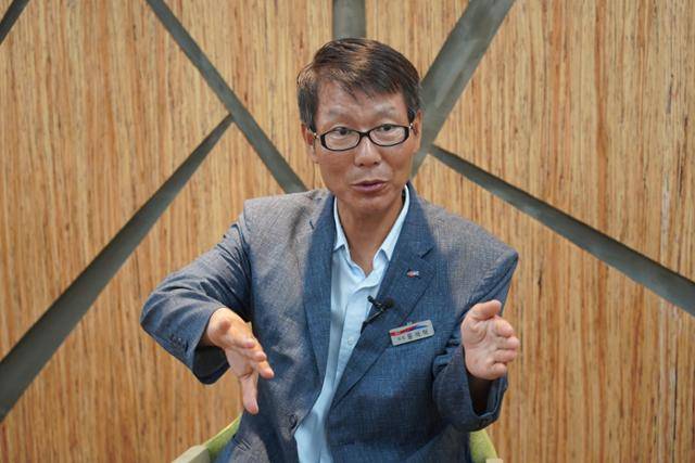 '노면 색깔 유도선' 개발자 윤석덕 차장이 지난달 15일 경기 용인시에 있는 안성용인건설사업단에서 '노면 색깔 유도선' 개발 과정을 설명하고 있다. 김용식 PD
