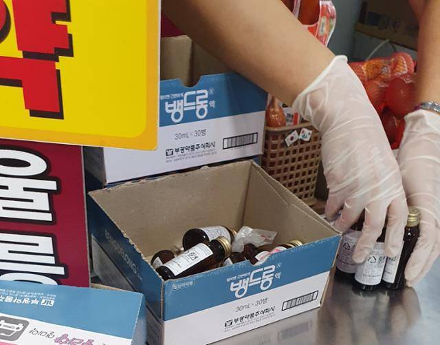 강원 강릉시 한 여객선 터미널 내 매점에서 멀미약을 판매 중이다. 강릉=윤한슬 기자