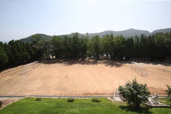 8월 25일 인천 용유초등학교 무의분교(옛 무의초)의 운동장. 우상조 기자