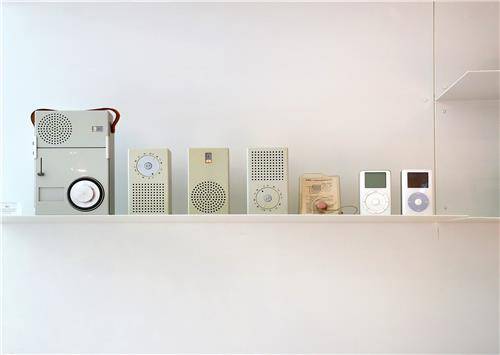 디터 람스가 디자인한 포켓 라디오와 이를 모티브로 한 아이팟이 나란히 전시되어 있다. (왼쪽부터) 1959년 나온 휴대용 레코드플레이어 겸 라디오 TP1, 1960년 출시된 포켓 라디오 T3, T4, T3. 오른쪽 두 제품은 2001년 출시된 아이팟 1세대 [사진/조보희 기자]