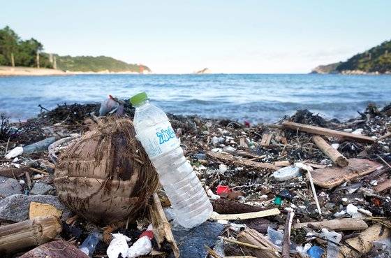 거문도 해수욕장에 쌓인 플라스틱 쓰레기. [중앙포토]
