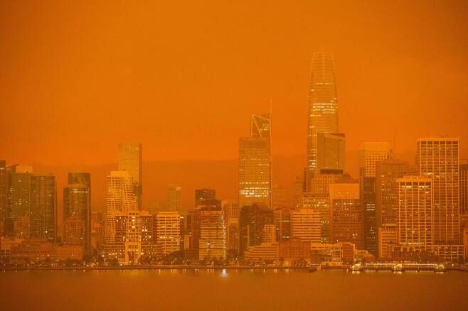 지난달 9일 캘리포니아 지역의 산불로 인해 샌프란시스코 시내가 붉은색으로 변했다. AFP=연합뉴스
