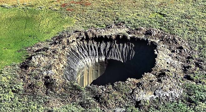 지구온난화로 시베리아 영구동토가 빠르게 녹으면서 다양한 징후들이 나타난다. 거대한 구덩이 크레이터가 점점 커지거나 늘어나고 있다. [AFP=연합뉴스]