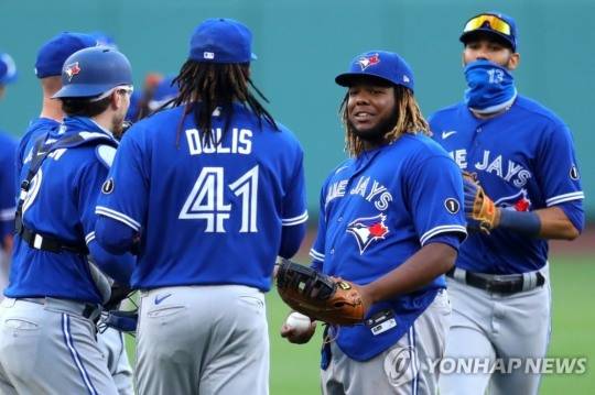 토론토 블루제이스 선수들이 지난 9월7일 보스턴 레드삭스와의 원정경기에서 10-8로 승리한 뒤 기뻐하고 있다. [연합뉴스 자료사진]