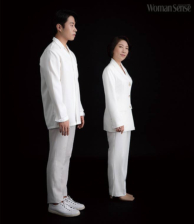 김영희_ 스킨톤 스퀘어 부띠 코스, 이어링 앵브록스, 화이트 셋업 슈트 스타일리스트 소장품.   민도윤_운동화 락포트, 슬랙스 본인 소장품, 화이트 셔츠 스타일리스트 소장품.