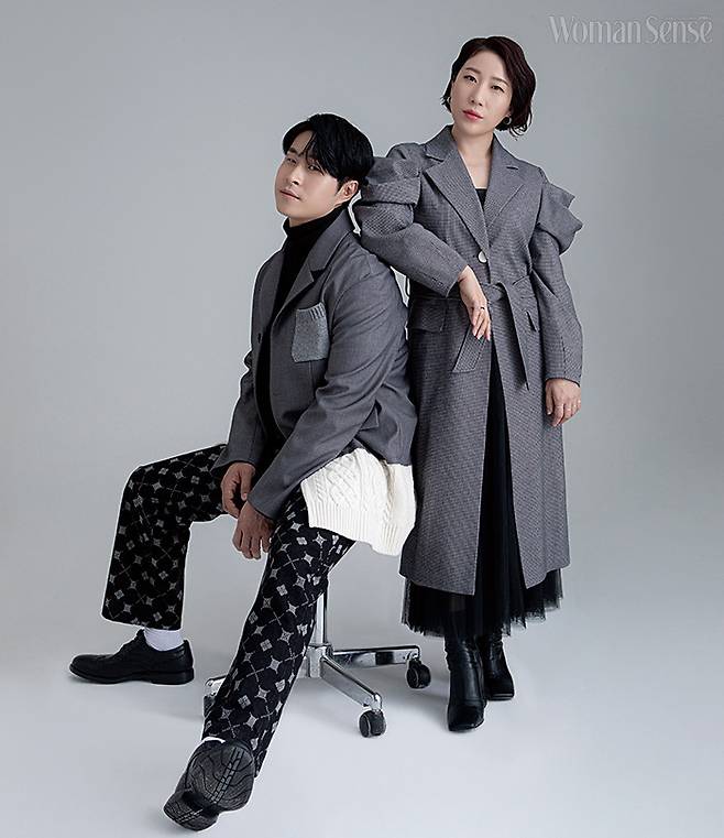 김영희_그레이 퍼프 코트 에이벨, 이어링 앵브록스, 블랙 스퀘어 부띠 모노바비. 이너 톱·튤 스커트 모두 스타일리스트 소장품.   민도윤_그레이 니트 패치 재킷·홀로그램 데님 팬츠 모두 어널로이드, 블랙 슈즈 락포트, 블랙 터틀넥 스타일리스트 소장품.