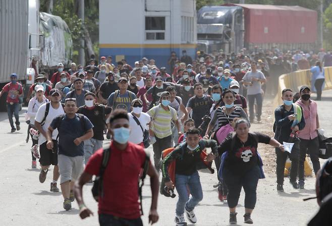 이민자들이 1 일(현지시간)   온두라스 산 페드로 술라에서 과테말라 국경을 향해 걷고 있다. (AP Photo)