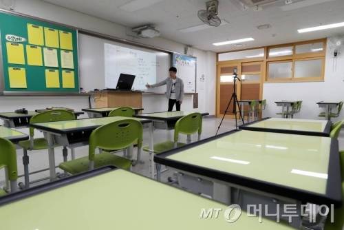 코로나19 여파로 전국 초·중·고교의 개학이 미뤄진 3월 30일 오전 서울 동대문구 휘봉고등학교에서 교사가 온라인 원격수업을 위한 수업 영상을 녹화하고 있다. / 사진=이기범 기자 leekb@