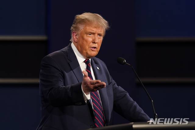 [클리블랜드=AP/뉴시스]도널드 트럼프 미국 대통령과이 29일(현지시간) 미 오하이오주 클리블랜드에서 열린  조 바이든 미 민주당 후보와의 대선 1차 TV 토론에 참석해 토론하고 있다. 2020.09.30.