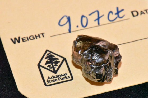 케빈 키나드(33)가 아칸소 다이아몬드 분화구 주립공원에서 채굴한 9.07 캐럿 다이아몬드. [아칸소 다이아몬드 분화구 주립공원]
