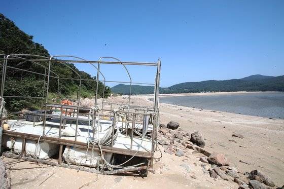 8월 25일 실미도 해변가. 폐선이 눈에 띈다. 우상조 기자