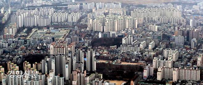 서울 송파구 롯데월드타워에서 바라본 강남의 아파트단지. 김기남 기자 kknphoto@kyunghyang.com