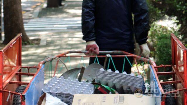 지난달 21일 사회공헌단체 '끌림' 팀원들과 '끌리머' 허남국 할아버지를 만났다. 이들은 작은 아이디어로 더 나은 세상을 만들고자 했고, 그렇게 더 나은 세상을 만들고 있다. 최민석·김다영 기자