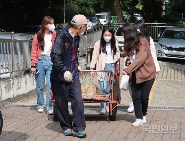 끌림이 허 할아버지를 만나 리어카를 점검했다. 리어카를 제작하고 지원하고 수리하는 것까지 이들 몫이다. 최민석·김다영 기자