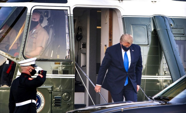 2일(현지시간) 미국 메릴랜드주의 월터 리드 군병원에 도착한 도널드 트럼프 대통령이 전용헬기에서 내리고 있다./사진=EPA 연합뉴스