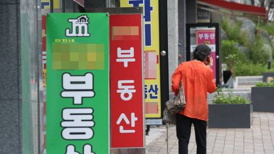 정부의 다중 규제와 공급 대책으로 매매시장은 심리지수가 안정세를 보이고 있지만 전세 시장은 여전비 불안하다. 사진은 서울 마포구 일대 부동산 전경. <연합뉴스>
