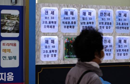 수도권 아파트 전셋값이 66주 연속 상승하며 불안한 모습을 이어가고 있다. 사진은 4일 서울 송파구 일대 부동산 중개소 모습.



연합뉴스