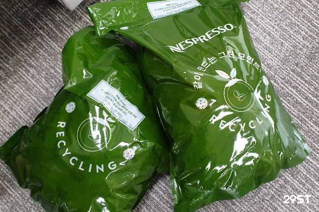 사용한 캡슐은 수거봉투에 담아 커피머신 반납할 때 함께 전달했다 <출처=29STREET>