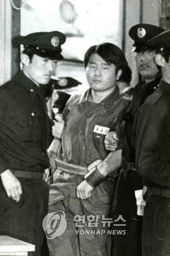 법정에 들어서는 문세광 (서울=연합뉴스) 육영수 여사를 저격한 문세광이 1974년 10월 7일 오전 법정에 들어서는 모습. [연합뉴스 자료사진]