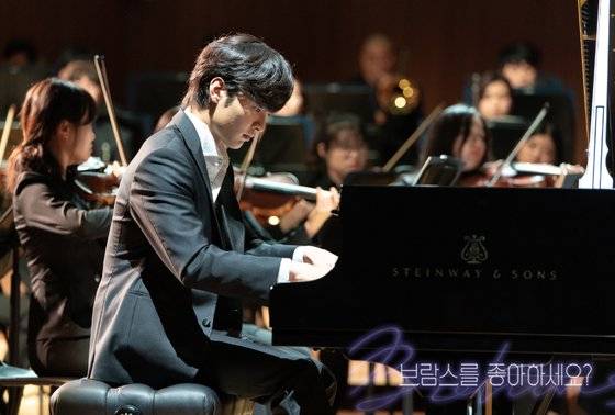 SBS 월화드라마 '브람스를 좋아하세요?'에서 피아노를 연주 중인 박준영 역의 김민재. [사진 SBS]