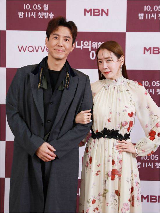 오른쪽부터 MBN 새 월화드라마 '나의 위험한 아내'에서 심재경 역을 맡은 김정은과 그 남편 김윤척 역의 배우 최원영. (사진=3HW COM 제공)