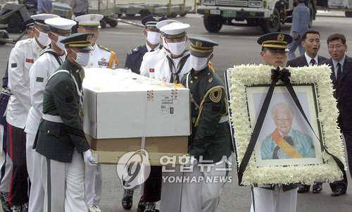 미국 오리건주 유진시에서 별세한 버사 홀트 여사의 유해가 김포공항에 도착해 장지인 고양시 일산으로 향하고 있다. [연합뉴스 자료사진]