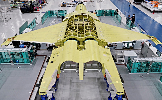 경남 사천의 한국항공우주산업(KAI) 공장에서 한국형전투기(KFX) 시제기의 최종 조립 작업이 진행되고 있다. 방위사업청 제공
