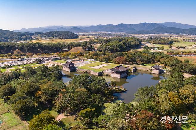 1160년전 사위면접시험이 벌어졌던 임해전의 현재모습. 이 시험에서 합격한 경문왕은 화랑들에 의해 ‘엄청 예쁜’ 둘째 공주 대신 맏공주를 배필로  맞이해야 했다. |국립경주문화재연구소 제공