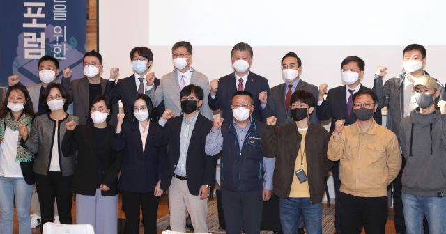 6일 오전 서울 중구커뮤니티 하우스 마실에서 열린 플랫폼 노동 대안 마련을 위한 사회적 대화 포럼 배달 서비스 협약식에서 참석자들이 기념촬영을 하고 있다. 연합뉴스