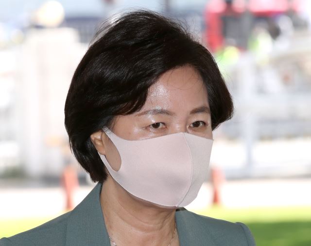 추미애 법무부 장관이 6일 오전 국무회의에 참석하기 위해 정부서울청사로 들어서고 있다. 연합뉴스
