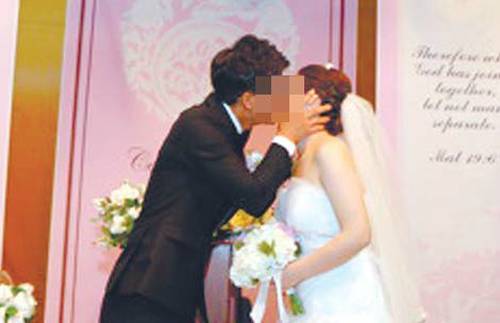 북한이탈주민 증가와 탈북여성에 대한 긍정적 이미지로 남남북녀 부부가 늘고 있다. 한 남남북녀 커플이 결혼식을 올리며 입맞춤을 하고 있다. 남북사랑결혼정보 이브 제공