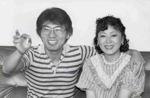 1980년대 초반 김지미(오른쪽)와 다정한 포즈를 취했다.