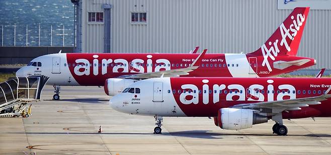 일본 시장 철수 결정한 저가 항공 에어아시아 (아이치 교도=연합뉴스) 5일 오후 일본 아이치(愛知)현 소재 주부(中部)공항에 에어아시아저팬의 항공기가 대기 중이다.      에어아시아저팬은 신종 코로나바이러스 감염증(코로나19) 확산으로 인해 운항을 지속하기 어려워 12월 초에 일본 내 모든 노선을 폐지하겠다고 이날 발표했다. 2020.10.6