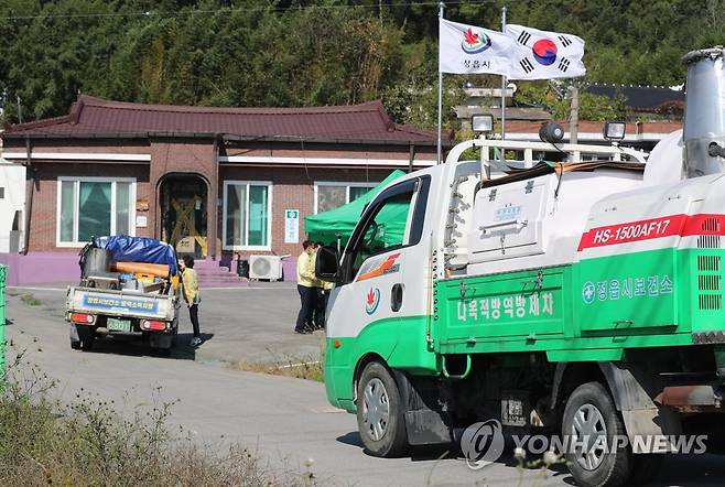 격리 마을로 들어가는 방역차 (정읍=연합뉴스) 정경재 기자 = 전북 정읍에서 신종 코로나바이러스 감염증(코로나19) 확진자와 접촉한 가족과 주민 9명이 무더기로 감염된 가운데 6일 확진자들이 발생한 정읍시 정우면 양지마을로 방역 차량이 들어가고 있다.      전북도는 정우면 양지마을 주민 100명에 대해 동일 집단격리(코호트 격리) 조처를 내렸다. 2020.10.6 jaya@yna.co.kr