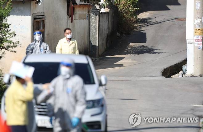 썰렁한 마을 (정읍=연합뉴스) 정경재 기자 = 전북 정읍에서 신종 코로나바이러스 감염증(코로나19) 확진자와 접촉한 가족과 주민 9명이 무더기로 감염된 가운데 6일 확진자들이 발생한 정읍시 정우면 양지마을에서 방역당국 관계자들이 주변을 둘러보고 있다. 2020.10.6 jaya@yna.co.kr
