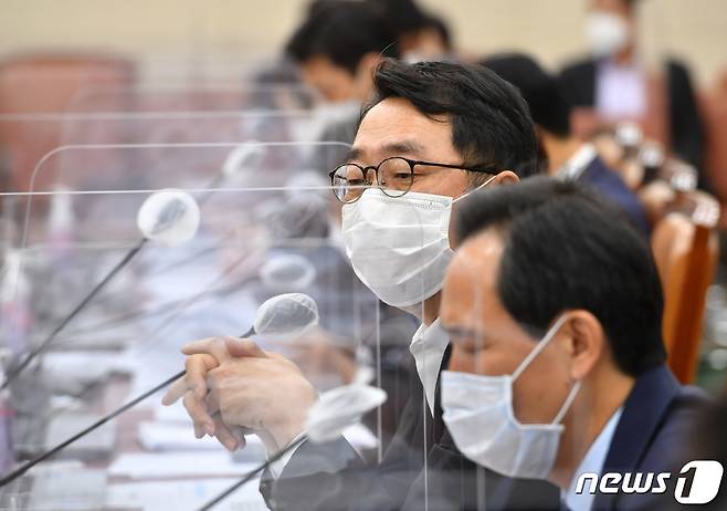 윤영찬 더불어민주당 의원이 24일 서울 여의도 국회에서 열린 과학기술정보방송통신위원회 전체회의에 참석해 생각에 잠겨 있다. 2020.9.24/뉴스1 © News1 박세연 기자
