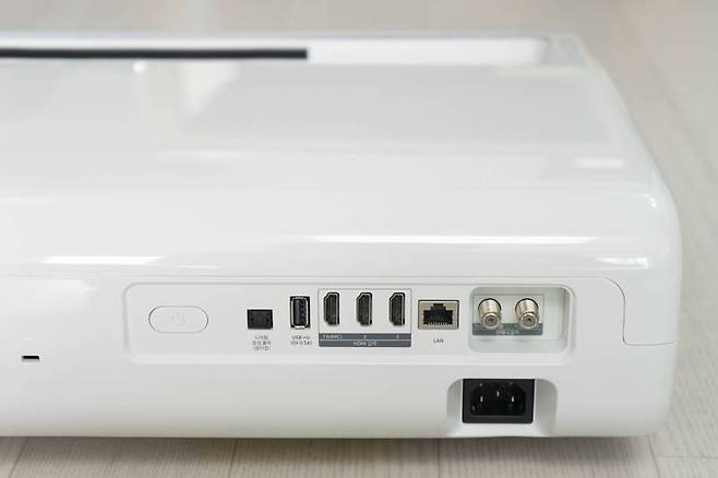 제품 후면에 HDMI, 안테나 등이 배치돼 지상파는 물론 케이블 방송, 셋톱 방송까지 모두 볼 수 있다. 출처=IT동아