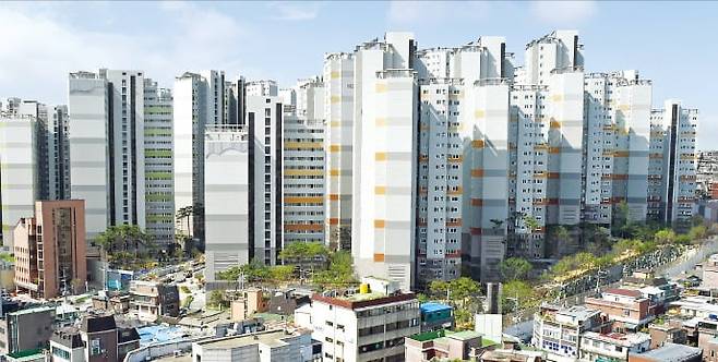 홍남기 부총리가 최근 한달 동안 3억원이 떨어졌다고 발표한 마포래미안푸르지오 아파트. (사진=한경 DB)