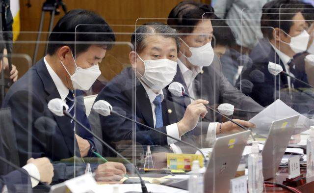 7일 서울 용산구 국방부에서 열린 국회 국방위원회 국정감사에서 김병주 더불어민주당 의원이 질의하고 있다. 연합뉴스